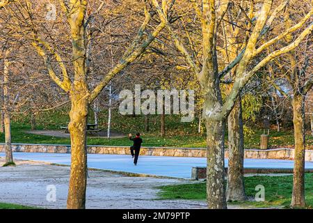 Wege im Park in El Escorial bei Sonnenaufgang Stockfoto