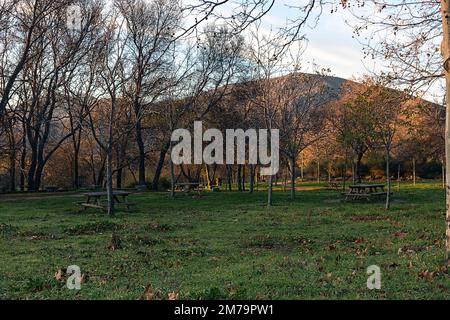 Wege im Park in El Escorial bei Sonnenaufgang Stockfoto