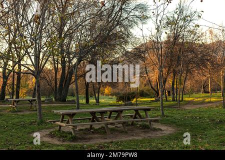 Wege im Park in El Escorial bei Sonnenaufgang Stockfoto