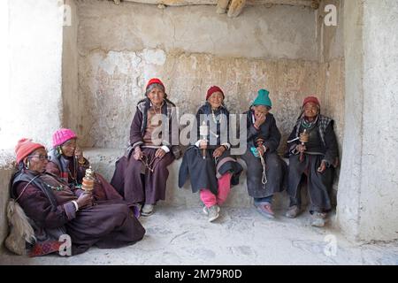 Alte Ladkhi Frau mit Gebetskette und Gebetsrädern, Lamayuru Kloster oder Lamayuru Gompa, Lamayuru, Ladakh, Indien Stockfoto