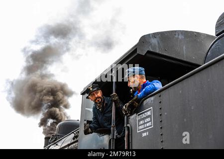 Stoker der historischen Dampflokomotive, Treno Natura, Val dOrcia, Toskana, Italien Stockfoto