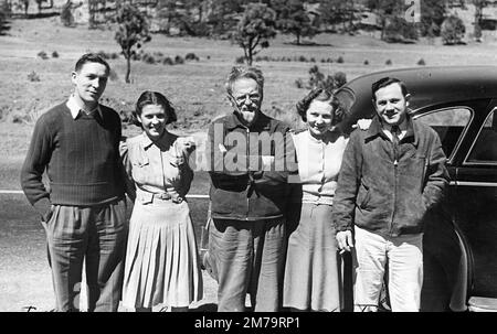 Leon Trotsky mit amerikanischen Kameraden, darunter Harry DeBoer (links) in Mexiko, kurz vor seiner Ermordung, posierte 1940 Trotsky mit den amerikanischen Trotskyiten Harry De Boer und James H. Bartlett und ihren Ehepartnern Stockfoto