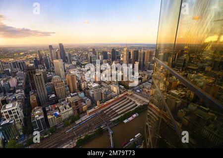 Die Skyline von Melbourne wurde bei Sonnenaufgang vom Skydeck fotografiert. Nach der Farbkorrektur erneut hochladen Stockfoto