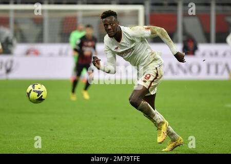 Mailand, Italien. 08. Januar 2023. Tammy Abraham von AS Roma während des Fußballspiels der Serie A zwischen AC Milan und AS Roma im Stadion San Siro in Mailand (Italien), Januar 8. 2023. Foto Andrea Staccioli/Insidefoto Credit: Insidefoto di andrea staccioli/Alamy Live News Stockfoto