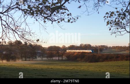 Der erste TransPennine Express Hitachi Klasse 802-Bi-Mode-Zug auf dem Land an der Westküste von Lancashire. Stockfoto