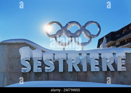 Zeichen des alpinen Dorfes Sestriere, in dem die Olympischen Winterspiele 2006 stattfanden. Sestriere, Italien - 2022. Dezember Stockfoto