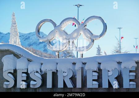 Zeichen des alpinen Dorfes Sestriere, in dem die Olympischen Winterspiele 2006 stattfanden. Sestriere, Italien - 2022. Dezember Stockfoto