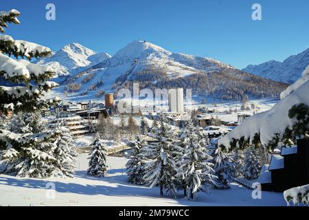 Überblick über das schneebedeckte alpine Dorf Sestriere, in dem die Olympischen Winterspiele 2006 stattfanden. Sestriere, Piemont, Italien Stockfoto