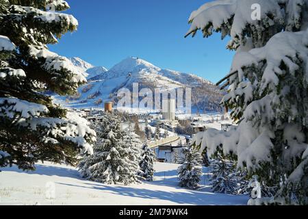 Überblick über das schneebedeckte alpine Dorf Sestriere, in dem die Olympischen Winterspiele 2006 stattfanden. Sestriere, Piemont, Italien Stockfoto