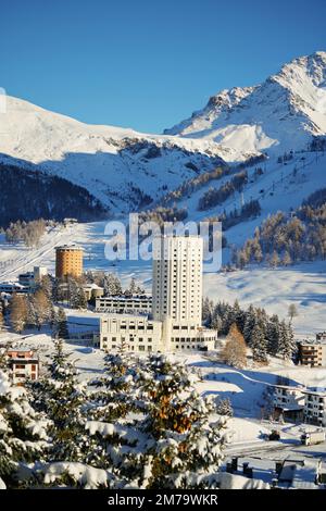 Überblick über das schneebedeckte alpine Dorf Sestriere, in dem die Olympischen Winterspiele 2006 stattfanden. Sestriere, Piemont, Italien Stockfoto