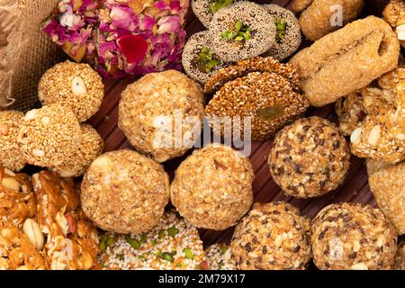 Gulab Gajak Mithai, Pista Gazak, Til Patti Oder Papdi, Til Laddu Oder Ladoo, Revdi Und Rewri Aus Tilgul, Mungfali, Sesamsamen, Jaggery Gud, Badam Und Stockfoto