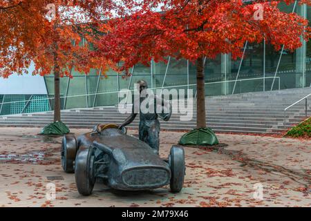 Mercedes-Benz W 196R Silver Arrow 1954, Bad Cannstatt, Stuttgart, Mercedes-Benz Museum, Skulptur, Hommage an Juan Manuel Fangio, fünfmalige Formel 1 Stockfoto