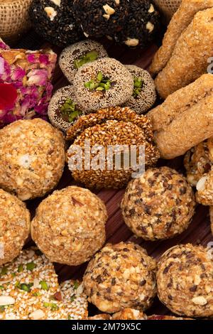 Gulab Gajak Mithai, Pista Gazak, Til Patti Oder Papdi, Til Laddu Oder Ladoo, Revdi Und Rewri Aus Tilgul, Mungfali, Sesamsamen, Jaggery Gud, Badam Und Stockfoto