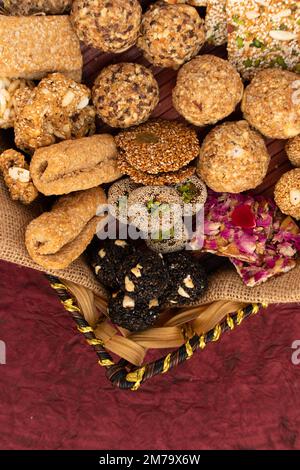 Gulab Gajak Mithai, Pista Gazak, Til Patti Oder Papdi, Til Laddu Oder Ladoo, Revdi Und Rewri Aus Tilgul, Mungfali, Sesamsamen, Jaggery Gud, Badam Und Stockfoto