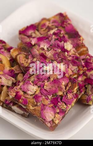 Rose Dry Fruit Chikki, Auch Gulab Til Gajak, Gazak, Gachak Genannt, Sind Süße, Spröde Süßigkeiten Aus Gud, Mungfali, Gur, Geröstete Erdnüsse, Gulab-Blüten, Gr Stockfoto