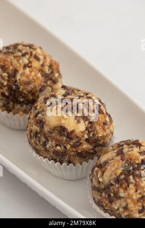 Leinsamen Und Sesam Ladoo, Auch Bekannt Als Alsi Til Badam Ladddu Oder Ellu Unde Magic Laddoo, Ist Winter Special Immunity Boosting Sweet Balls Aus Gur Or Stockfoto