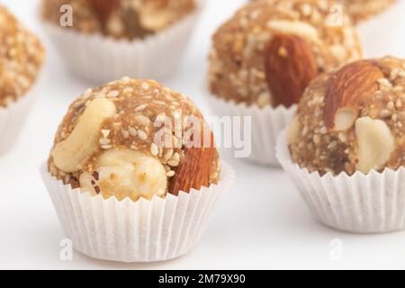 Indische Winterdelikatesse Weißer Kugelförmiger Tilgul Laddu Oder Safed Til Ki Laddo Besteht Aus Geröstetem Sesamsamen, Jaggery, Gur, Gud, Makhana, Kaju, Badam Ist Es Stockfoto