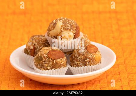 Indische Winterdelikatesse Weißer Kugelförmiger Tilgul Laddu Oder Safed Til Ki Laddo Besteht Aus Geröstetem Sesamsamen, Jaggery, Gur, Gud, Makhana, Kaju, Badam Ist Es Stockfoto