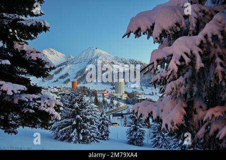 Überblick über das schneebedeckte alpine Dorf Sestriere, in dem die Olympischen Winterspiele 2006 stattfanden. Sestriere, Piemont, Italien Stockfoto