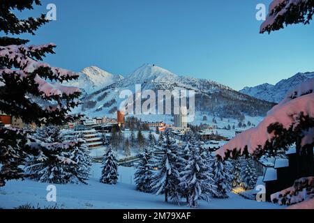 Überblick über das schneebedeckte alpine Dorf Sestriere, in dem die Olympischen Winterspiele 2006 stattfanden. Sestriere, Piemont, Italien Stockfoto