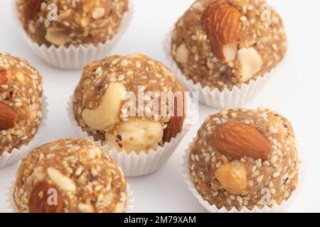 Indische Winterdelikatesse Weißer Kugelförmiger Tilgul Laddu Oder Safed Til Ki Laddo Besteht Aus Geröstetem Sesamsamen, Jaggery, Gur, Gud, Makhana, Kaju, Badam Ist Es Stockfoto