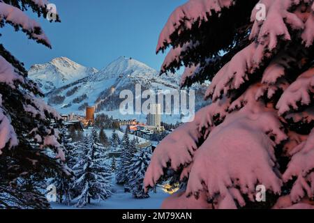 Überblick über das schneebedeckte alpine Dorf Sestriere, in dem die Olympischen Winterspiele 2006 stattfanden. Sestriere, Piemont, Italien Stockfoto