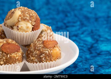 Indische Winterdelikatesse Weißer Kugelförmiger Tilgul Laddu Oder Safed Til Ki Laddo Besteht Aus Geröstetem Sesamsamen, Jaggery, Gur, Gud, Makhana, Kaju, Badam Ist Es Stockfoto