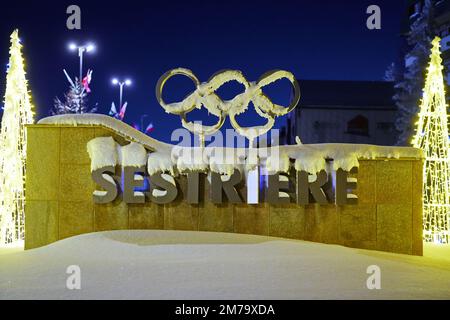 Zeichen des alpinen Dorfes Sestriere, in dem die Olympischen Winterspiele 2006 stattfanden. Sestriere, Italien - 2022. Dezember Stockfoto