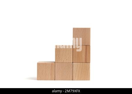 Holzwürfel mit weißem Hintergrund aus Buchenholz. Stockfoto