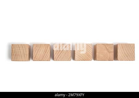 Holzwürfel mit weißem Hintergrund aus Buchenholz. Stockfoto