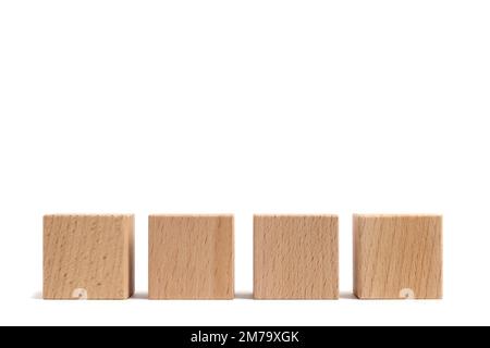 Holzwürfel mit weißem Hintergrund aus Buchenholz. Stockfoto