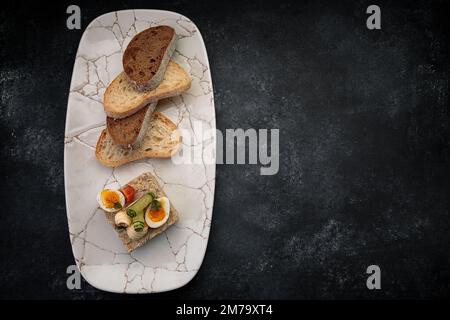Forshmak-Snack auf einem Teller mit Toast Stockfoto
