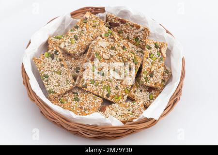 Pista Badam Gajak Patti Oder Tilgul Papdi Chikki Gazak Oder Gachak Bar Aus Zerdrückten Sesamsamen, In Ghee Geröstet Mit Jaggery, Gur, Mandeln, Kaju, Gud Stockfoto