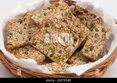 Pista Badam Gajak Patti Oder Tilgul Papdi Chikki Gazak Oder Gachak Bar Aus Zerdrückten Sesamsamen, In Ghee Geröstet Mit Jaggery, Gur, Mandeln, Kaju, Gud Stockfoto