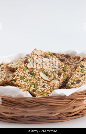 Pista Badam Gajak Patti Oder Tilgul Papdi Chikki Gazak Oder Gachak Bar Aus Zerdrückten Sesamsamen, In Ghee Geröstet Mit Jaggery, Gur, Mandeln, Kaju, Gud Stockfoto