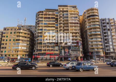 ALEXANDRIA, ÄGYPTEN - 1. FEBRUAR 2019: Blick auf die Küstenstraße Corniche in Alexandria, Ägypten Stockfoto