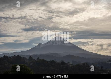 Popocatepetl Vulkan am Morgen aus einer Stadt im Staat Mexiko gesehen, Sonnenaufgang in der Provinz. Stockfoto