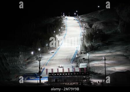 Malerischer nächtlicher Blick auf eine beleuchtete Schneekette. Skifahren bei Nacht im Winterresort Sestriere Stockfoto