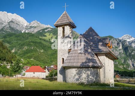 Christliche Kirche im Dorf Theth im Prokletije-Gebirge, Albanien. Stockfoto