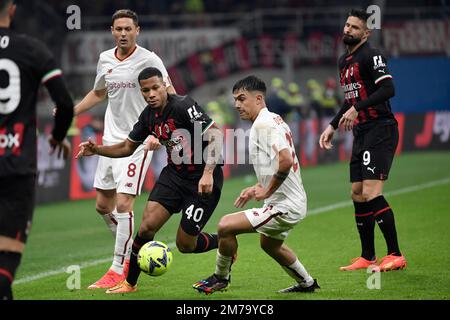 Mailand, Italien. 08. Januar 2023. Aster Vranckx von AC Milan und Paulo Dybala von AS Roma während des Fußballspiels der Serie A zwischen AC Milan und AS Roma im Stadion San Siro in Mailand (Italien), Januar 8. 2023. Foto Andrea Staccioli/Insidefoto Credit: Insidefoto di andrea staccioli/Alamy Live News Stockfoto