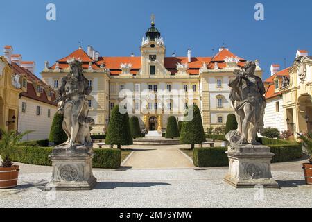 Barockes Schloss in Valtice, Vorderblick auf den Palast mit Statuen, Lednice und Valtice, Südmähren, Tschechische Republik Stockfoto