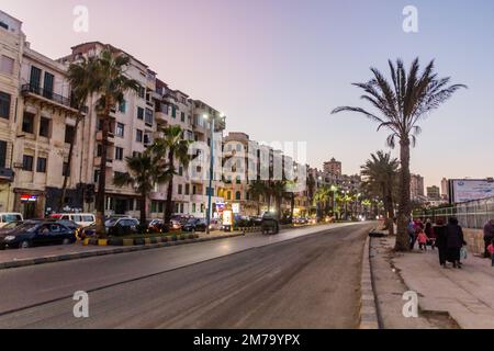 ALEXANDRIA, ÄGYPTEN - 1. FEBRUAR 2019: Abendlicher Blick auf die Küstenstraße Corniche in Alexandria, Ägypten Stockfoto