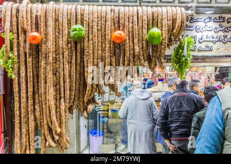 ALEXANDRIA, ÄGYPTEN - 1. FEBRUAR 2019: Verschiedene Würstchen zum Verkauf in Alexandria, Ägypten Stockfoto