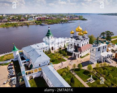 Kostroma mit dem Ipatiev-Kloster der Heiligen Dreifaltigkeit Stockfoto