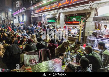 ALEXANDRIA, ÄGYPTEN - 1. FEBRUAR 2019: Abendliche Straßenrestaurants in Alexandria, Ägypten Stockfoto