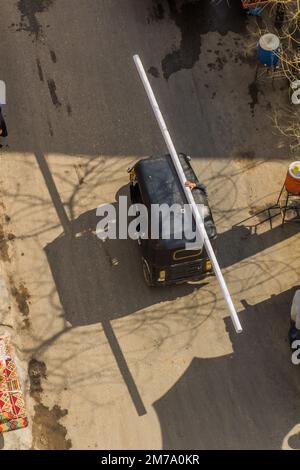 Luftaufnahme eines Tuk-Tuks mit einem langen Rohr in Kairo, Ägypten Stockfoto