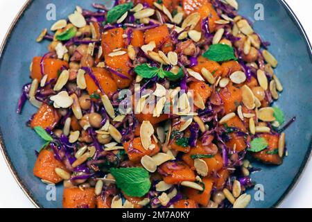 mediterraner gesunder Kürbis, Kichererbse und Kohlsalat mit Mandelflocken Stockfoto