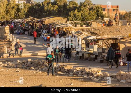 KAIRO, ÄGYPTEN - 28. JANUAR 2019: Souvenirstände an den Pyramiden von Gizeh, Ägypten Stockfoto