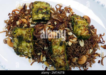 Chermoula samak, traditioneller arabischer Reis mit nahöstlichem Geschmack und würzmariniertem gegrilltem Fisch Stockfoto