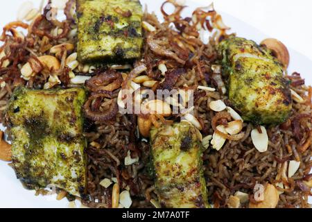 Chermoula samak, traditioneller arabischer Reis mit nahöstlichem Geschmack und würzmariniertem gegrilltem Fisch Stockfoto